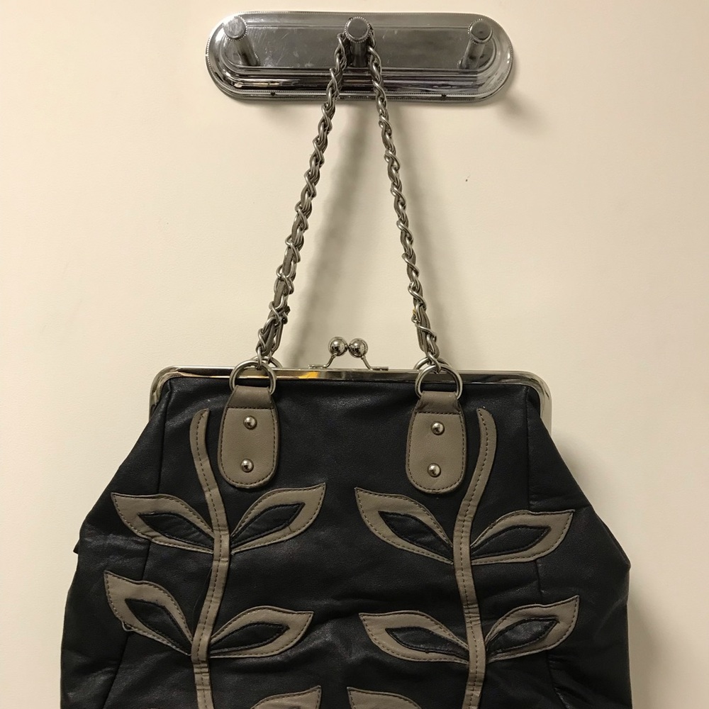 Nice & Stylish Roomy Silver Chain Leaf Accented Bag! - Picture 14 of 14